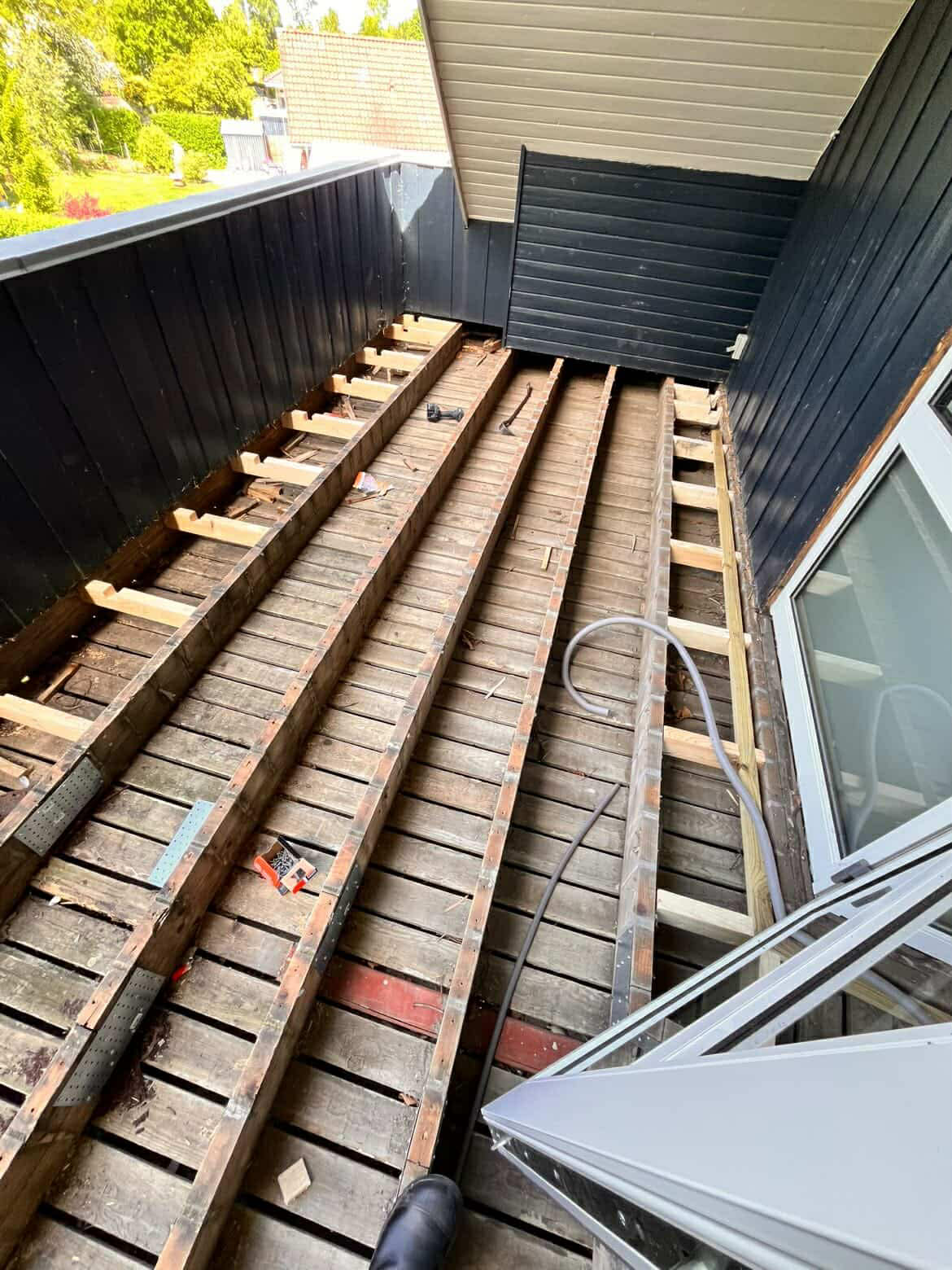 Færdig altan med havemøbler og trædæk