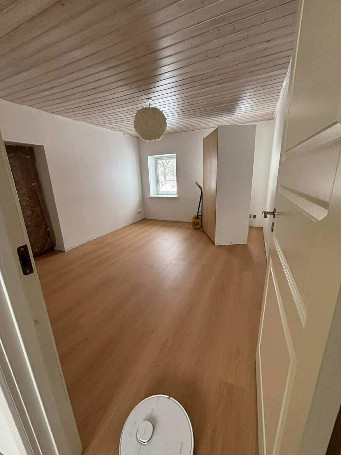 Renoveret stue med nyt trægulv — renovering ved Tinglev